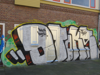 829582 Afbeelding van graffiti met een gestileerde tekst op de voorgevel van het leegstaande pand Aardbeistraat 33 te ...
